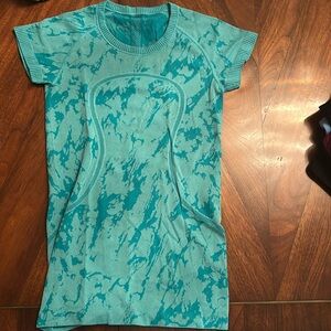 Lululemon Tech Short-Sleeve Shirt, Size 2-4, Hip Length